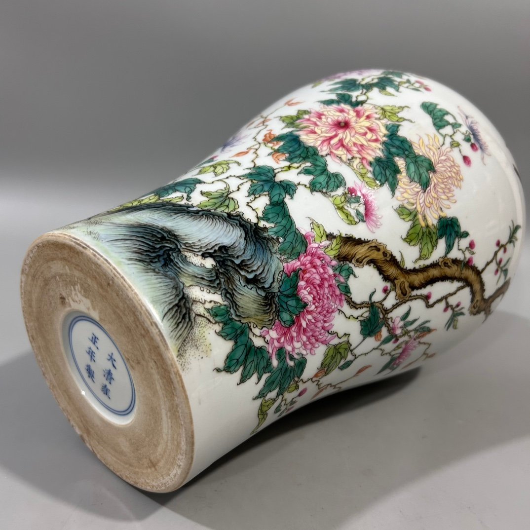 Qing Dynasty Yongzheng pastel flower and bird plum vase