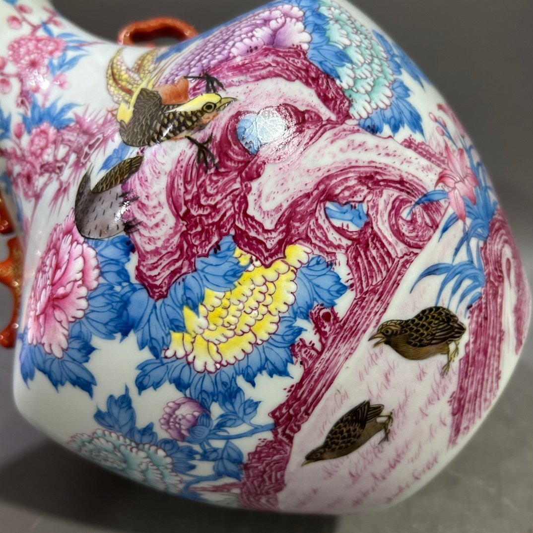 Qing Dynasty Yongzheng pastel flower and bird vase