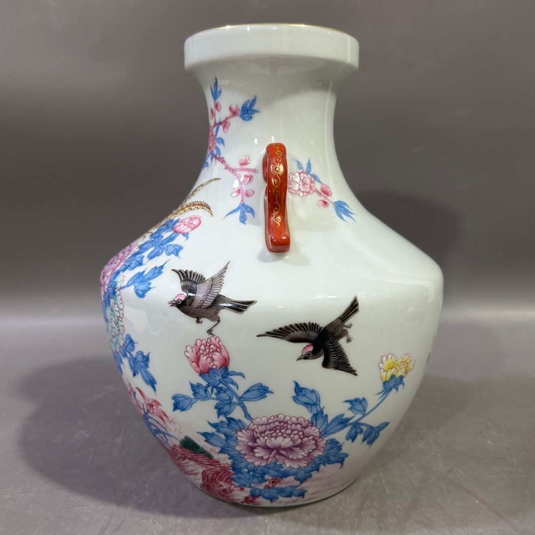 Qing Dynasty Yongzheng pastel flower and bird vase