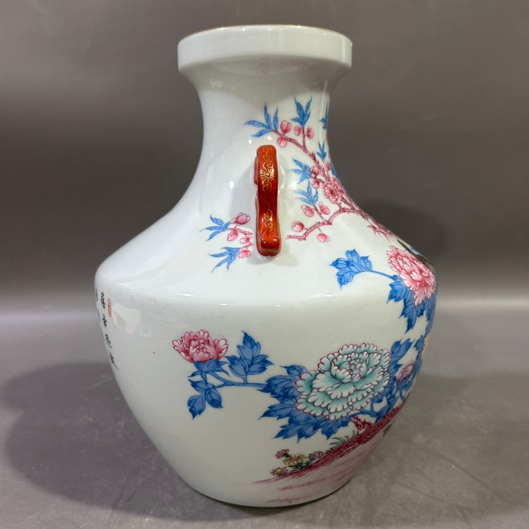 Qing Dynasty Yongzheng pastel flower and bird vase