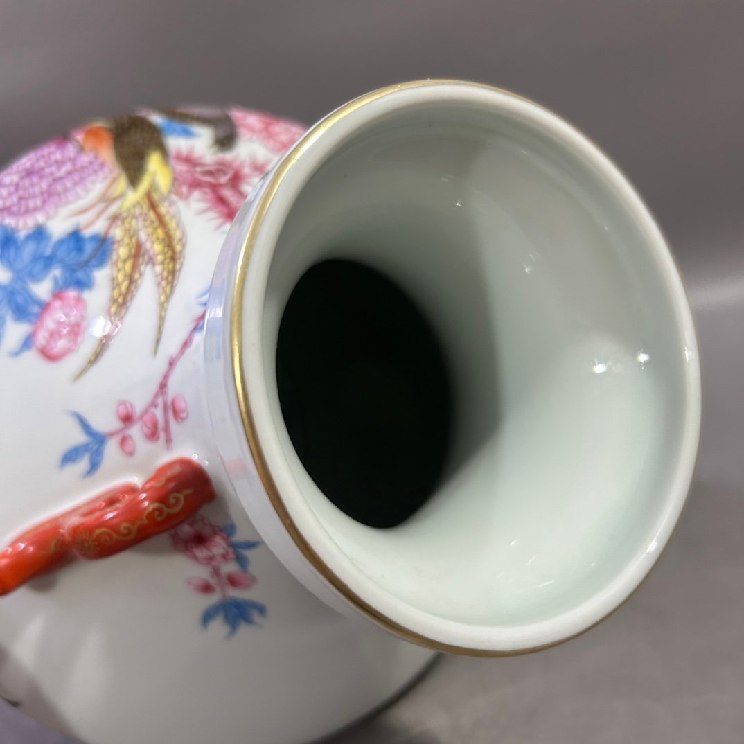 Qing Dynasty Yongzheng pastel flower and bird vase