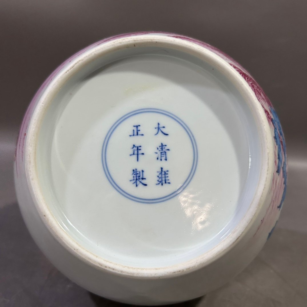 Qing Dynasty Yongzheng pastel flower and bird vase