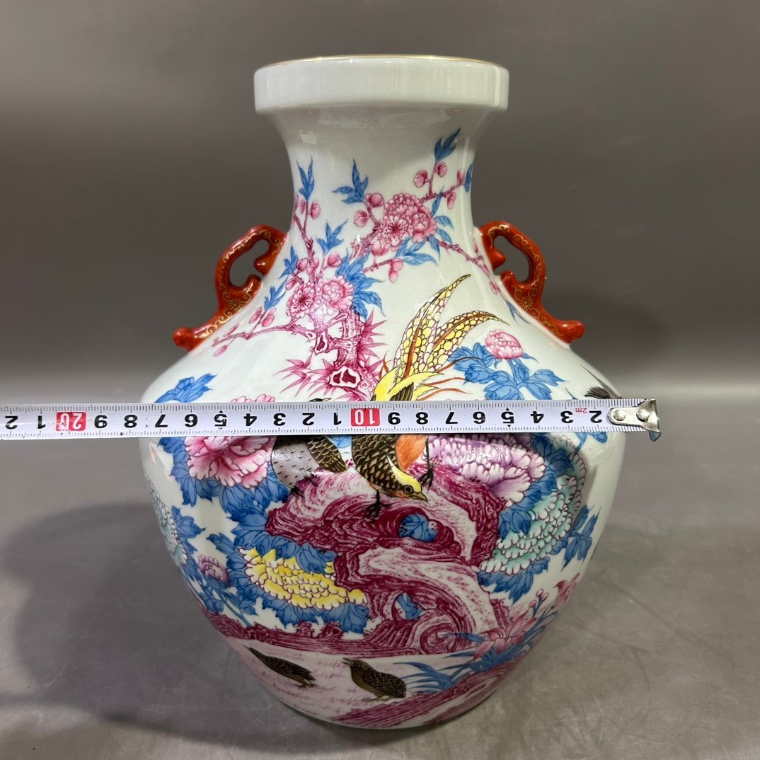 Qing Dynasty Yongzheng pastel flower and bird vase