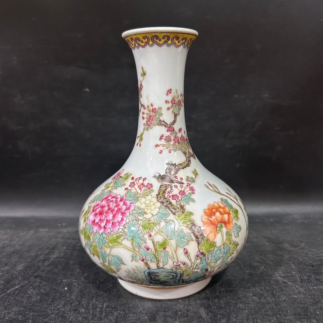 Qing Dynasty Yongzheng pastel flower and bird vase