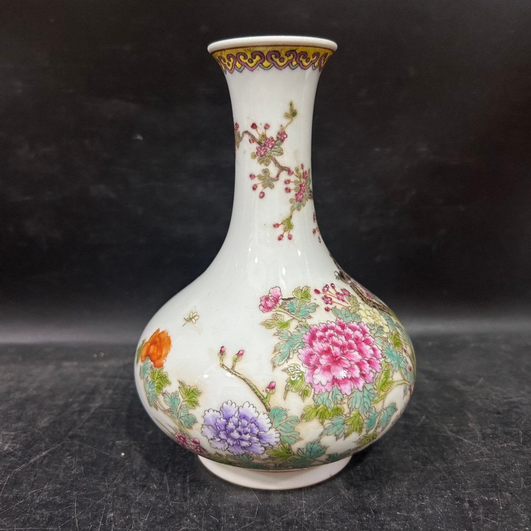 Qing Dynasty Yongzheng pastel flower and bird vase