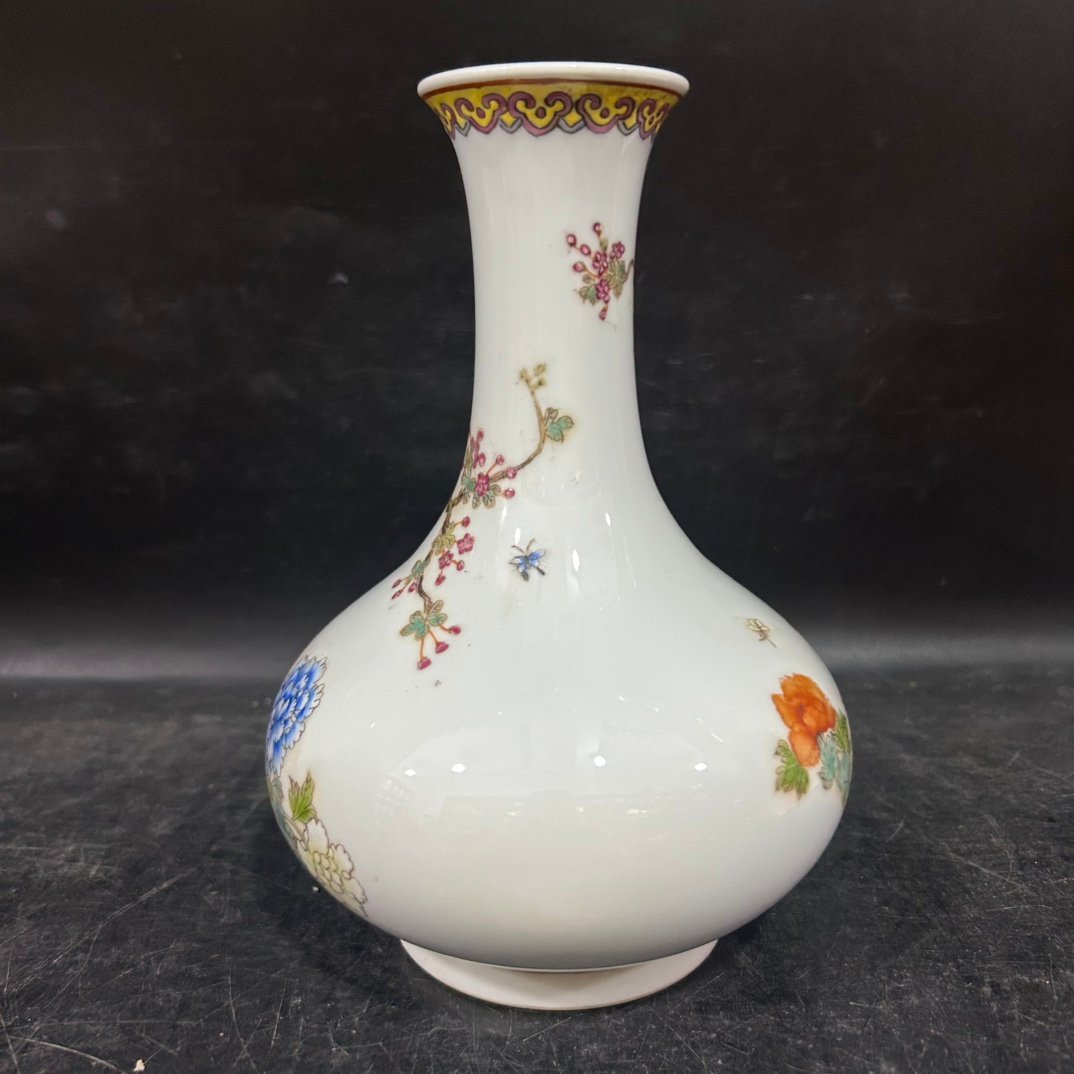 Qing Dynasty Yongzheng pastel flower and bird vase