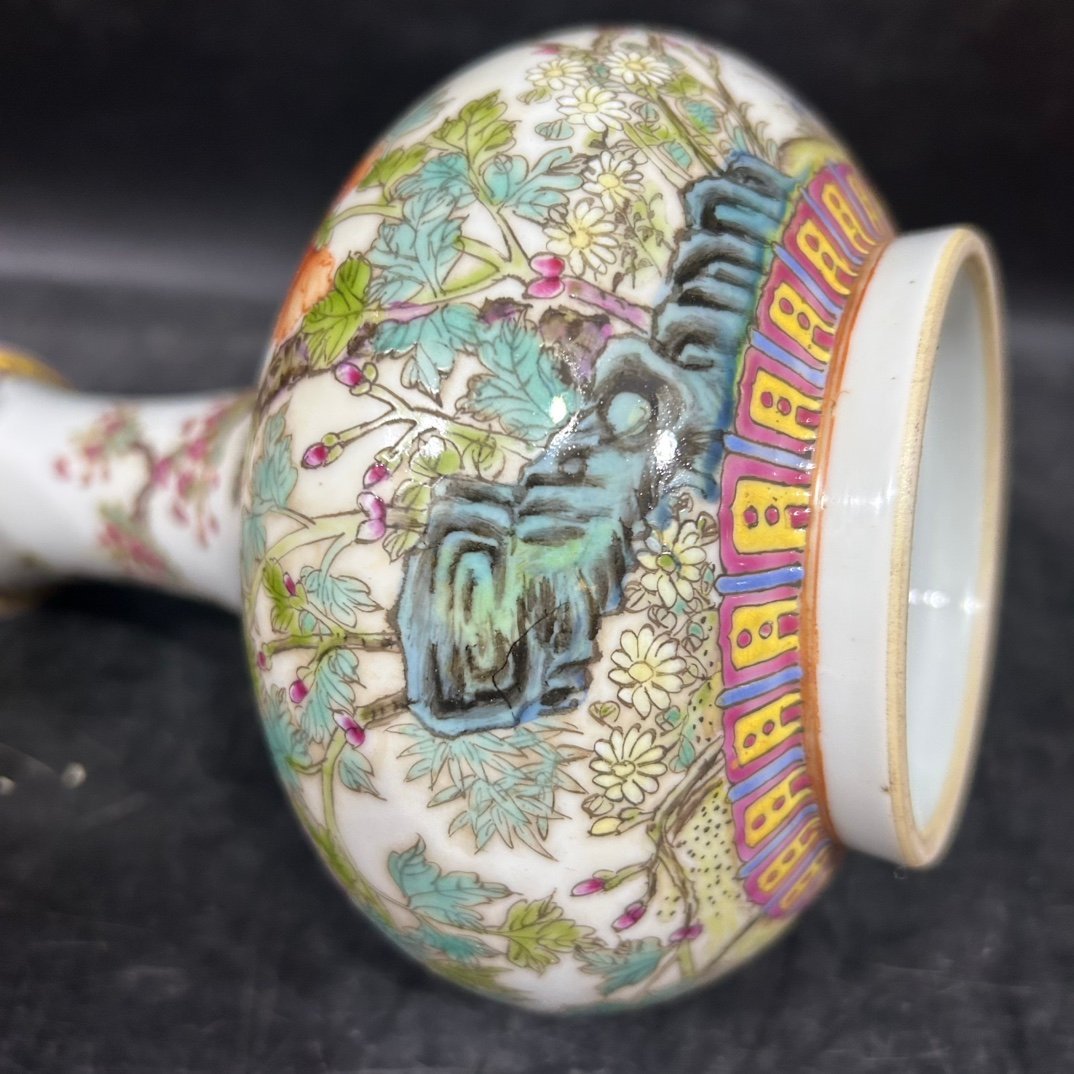 Qing Dynasty Yongzheng pastel flower and bird vase