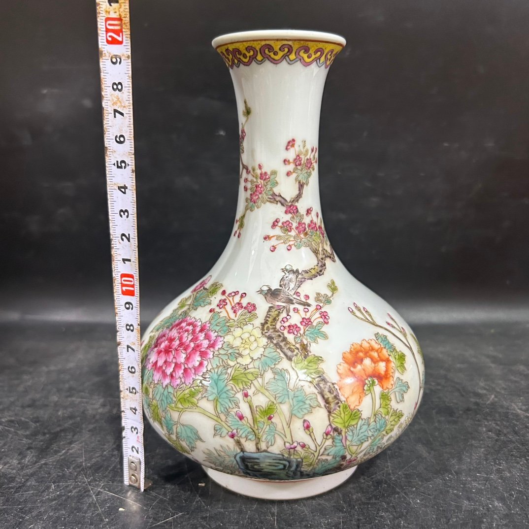 Qing Dynasty Yongzheng pastel flower and bird vase