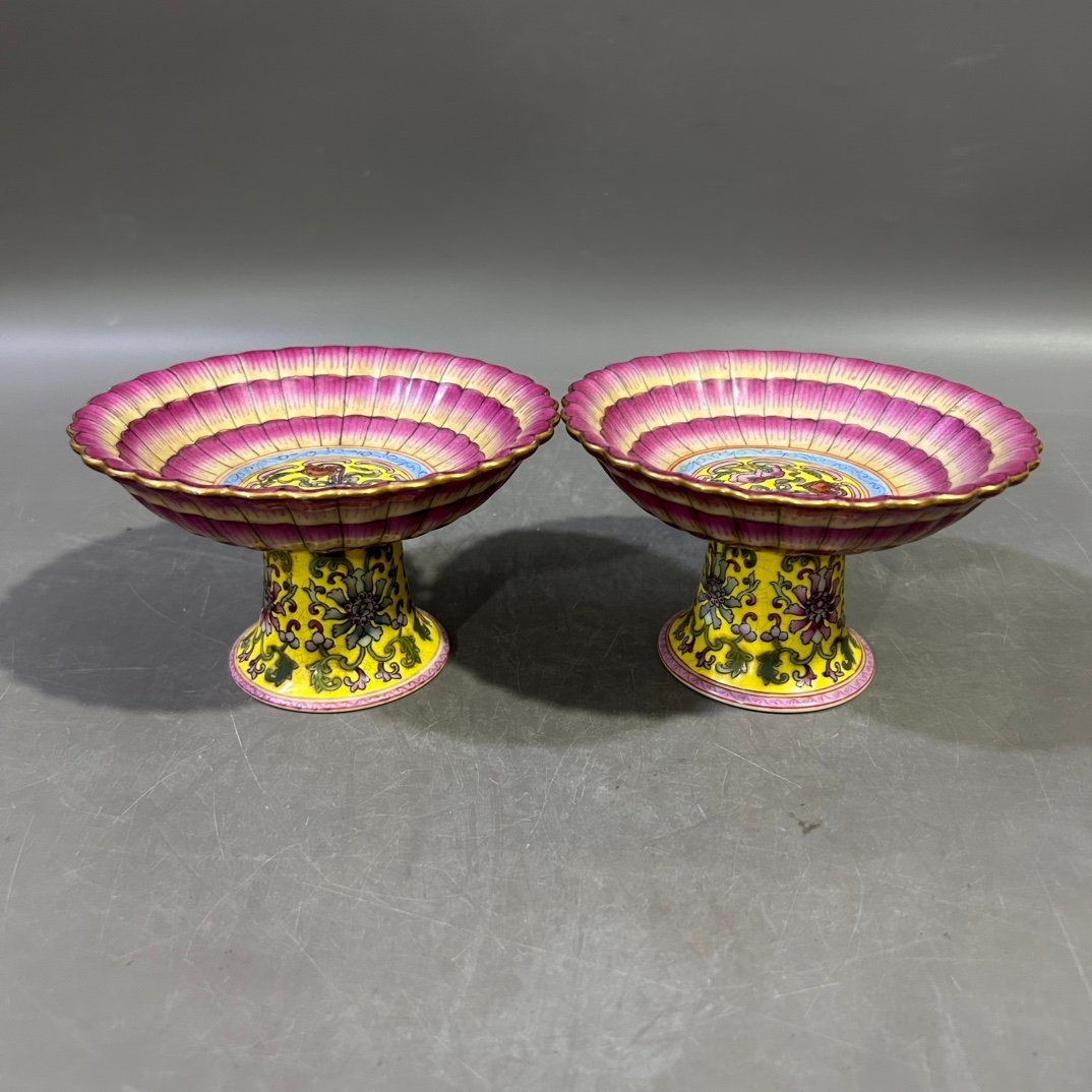 Qing Dynasty Yongzheng Pastel Lotus Fruit Plate