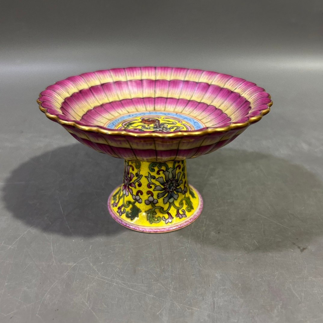 Qing Dynasty Yongzheng Pastel Lotus Fruit Plate