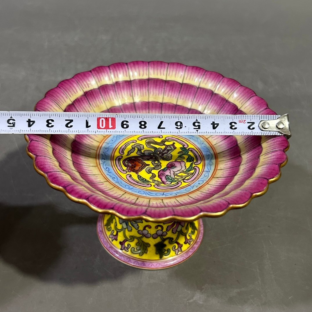 Qing Dynasty Yongzheng Pastel Lotus Fruit Plate