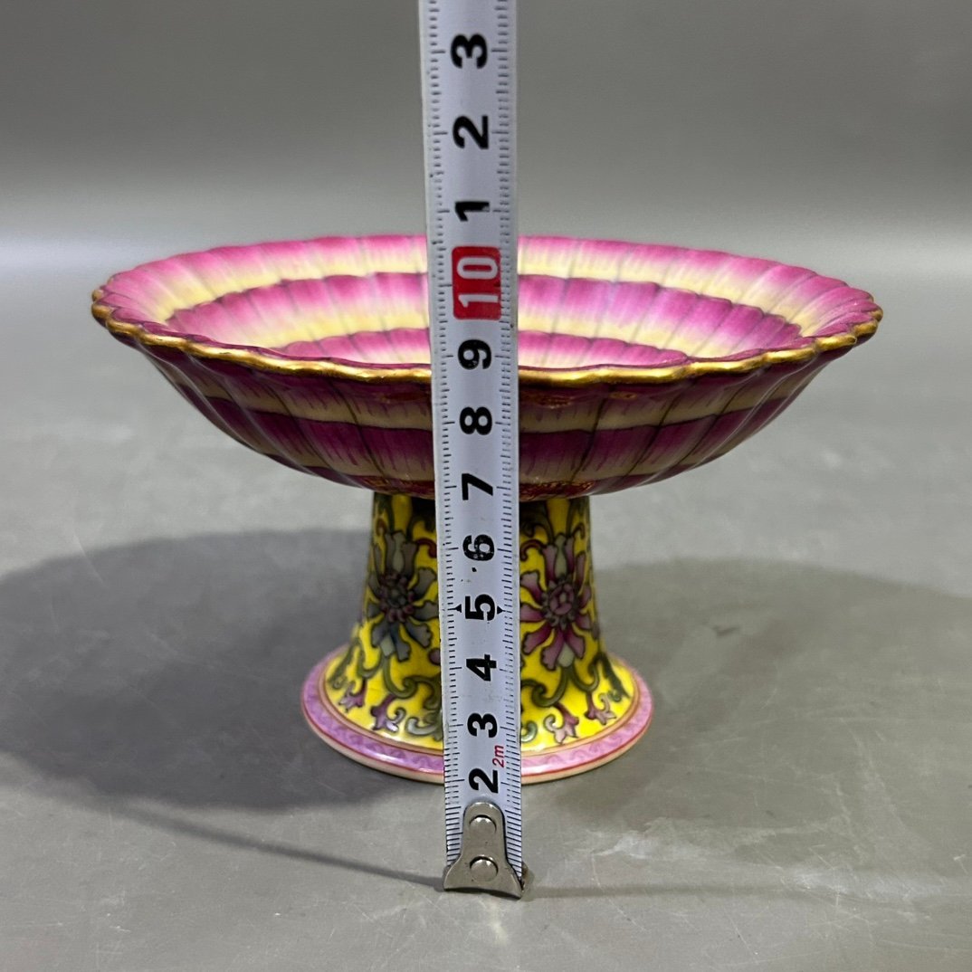 Qing Dynasty Yongzheng Pastel Lotus Fruit Plate