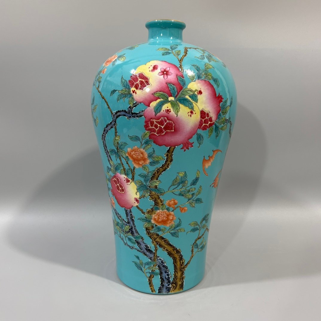 Qing Dynasty Yongzheng green land pastel pomegranate plum vase