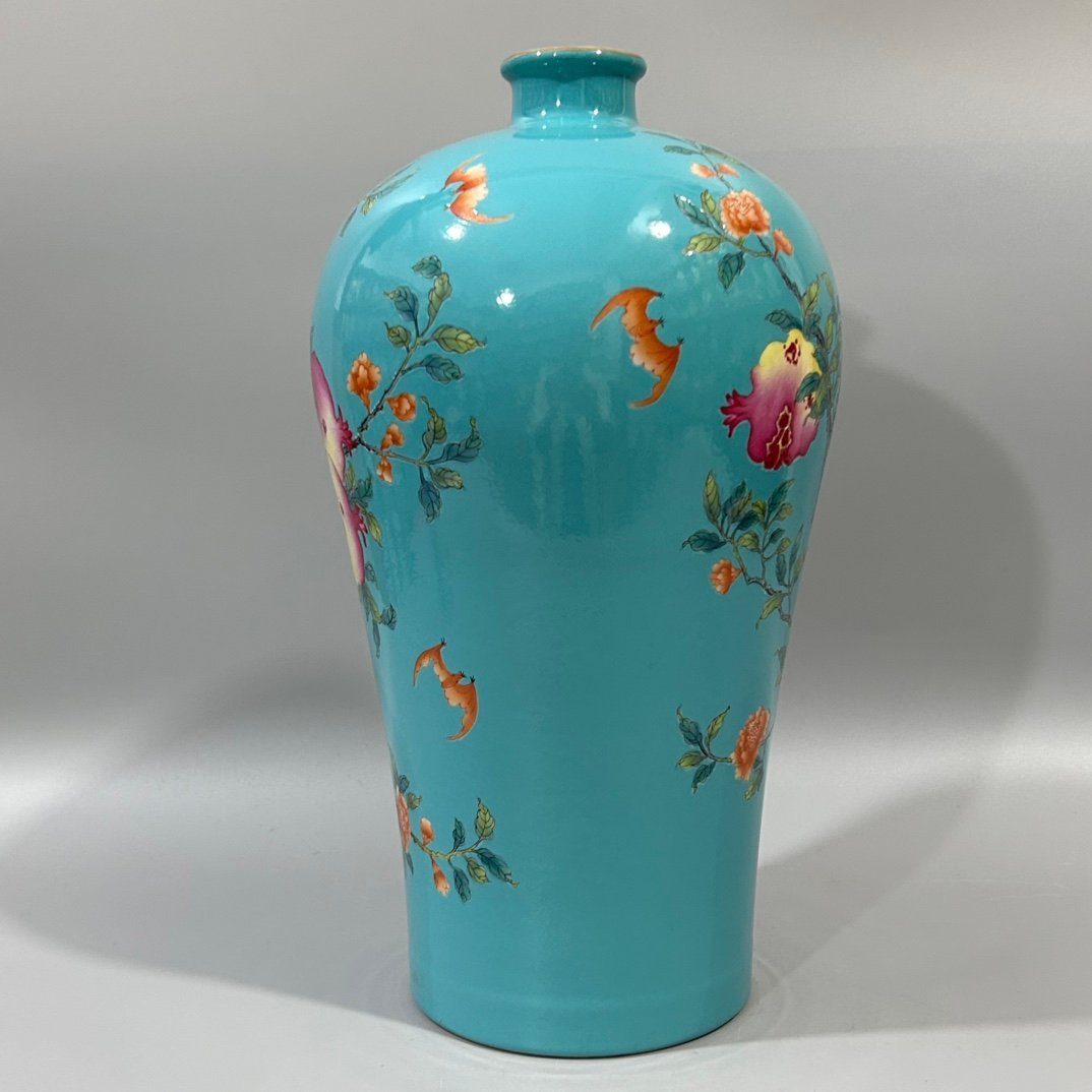 Qing Dynasty Yongzheng green land pastel pomegranate plum vase