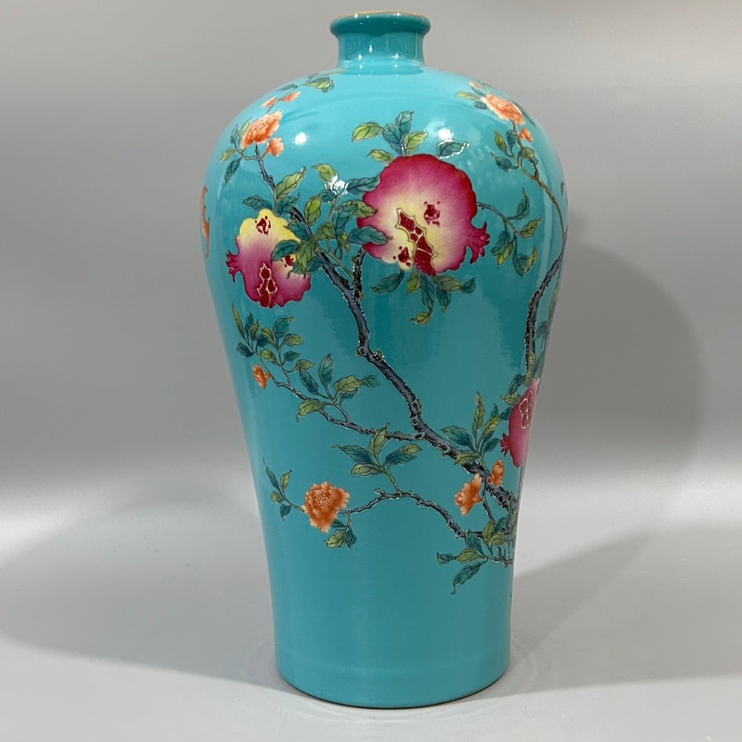 Qing Dynasty Yongzheng green land pastel pomegranate plum vase