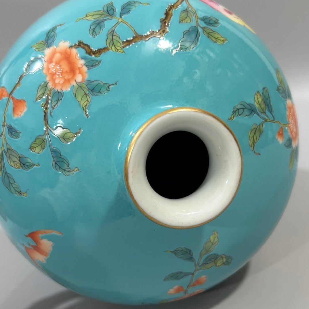Qing Dynasty Yongzheng green land pastel pomegranate plum vase
