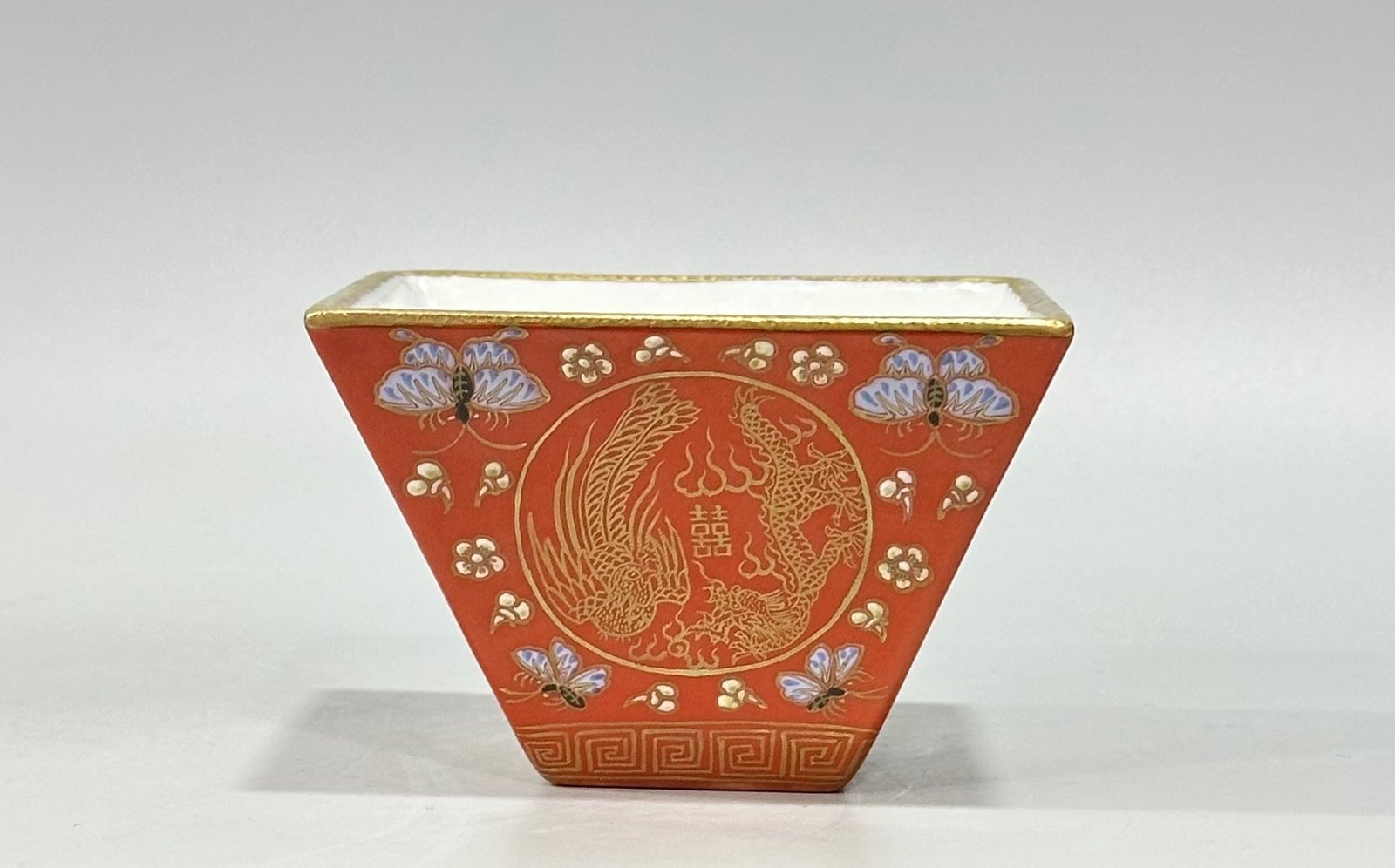 Qing Dynasty Yongzheng pastel coral red flower gold dragon and phoenix pattern
