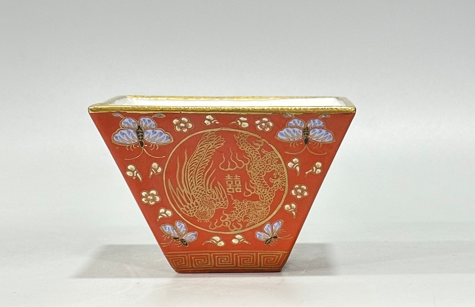 Qing Dynasty Yongzheng pastel coral red flower gold dragon and phoenix pattern