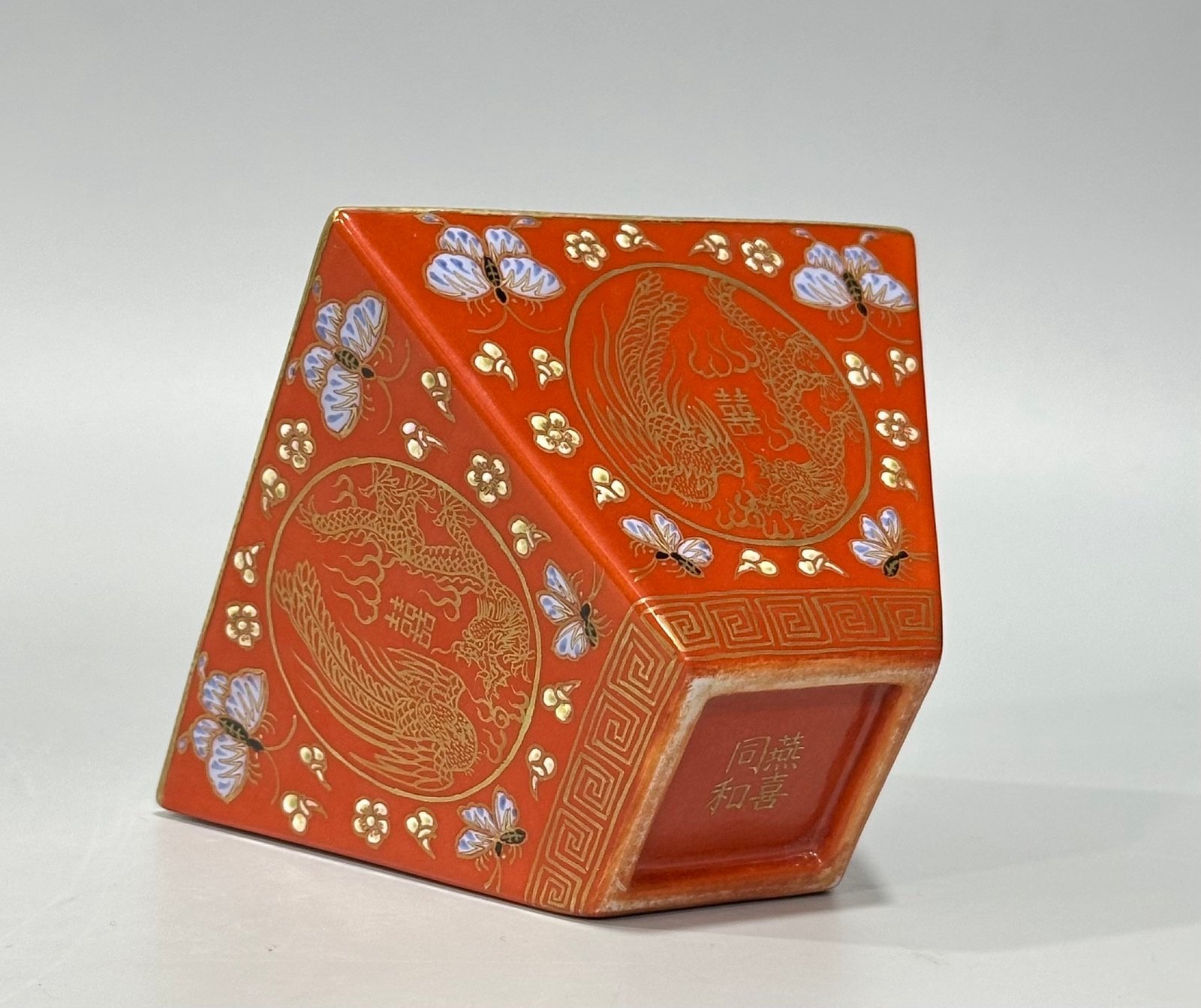 Qing Dynasty Yongzheng pastel coral red flower gold dragon and phoenix pattern