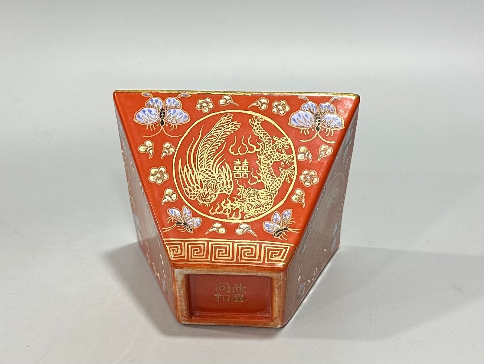 Qing Dynasty Yongzheng pastel coral red flower gold dragon and phoenix pattern