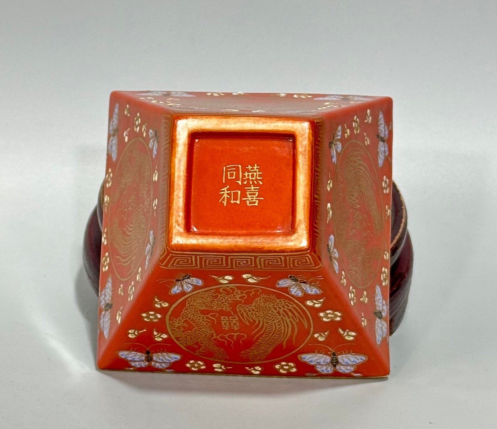 Qing Dynasty Yongzheng pastel coral red flower gold dragon and phoenix pattern