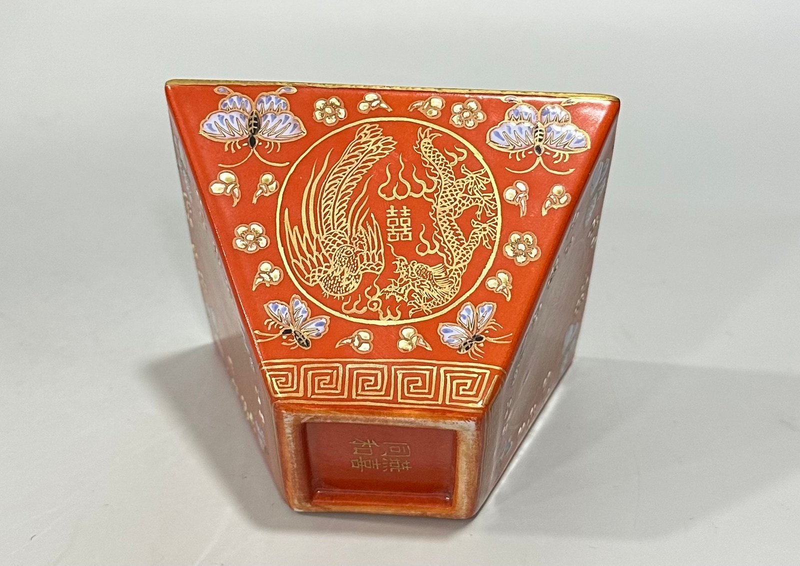 Qing Dynasty Yongzheng pastel coral red flower gold dragon and phoenix pattern