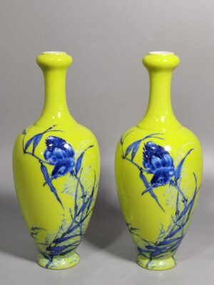 Qing Dynasty Yongzheng style yellow-glazed blue and white kingfisher poetry pattern garlic vase