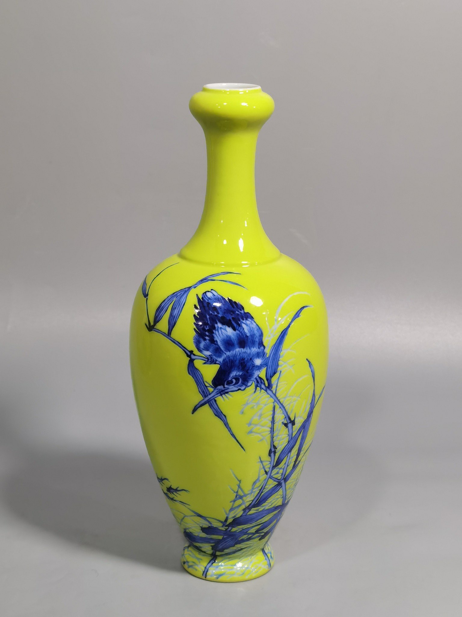 Qing Dynasty Yongzheng style yellow-glazed blue and white kingfisher poetry pattern garlic vase