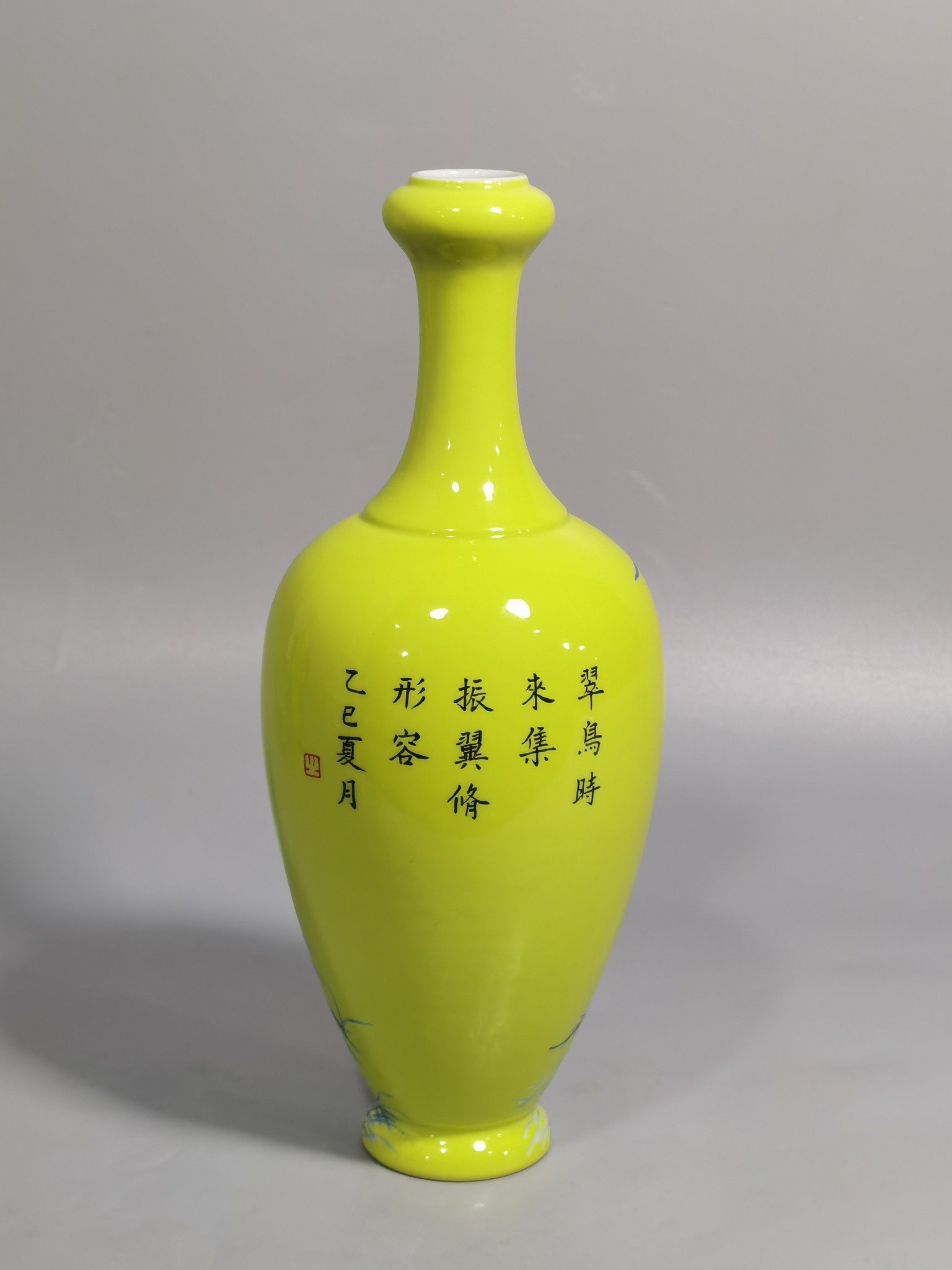 Qing Dynasty Yongzheng style yellow-glazed blue and white kingfisher poetry pattern garlic vase