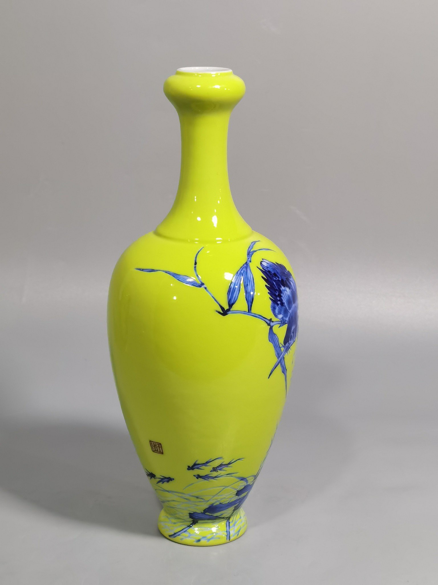 Qing Dynasty Yongzheng style yellow-glazed blue and white kingfisher poetry pattern garlic vase