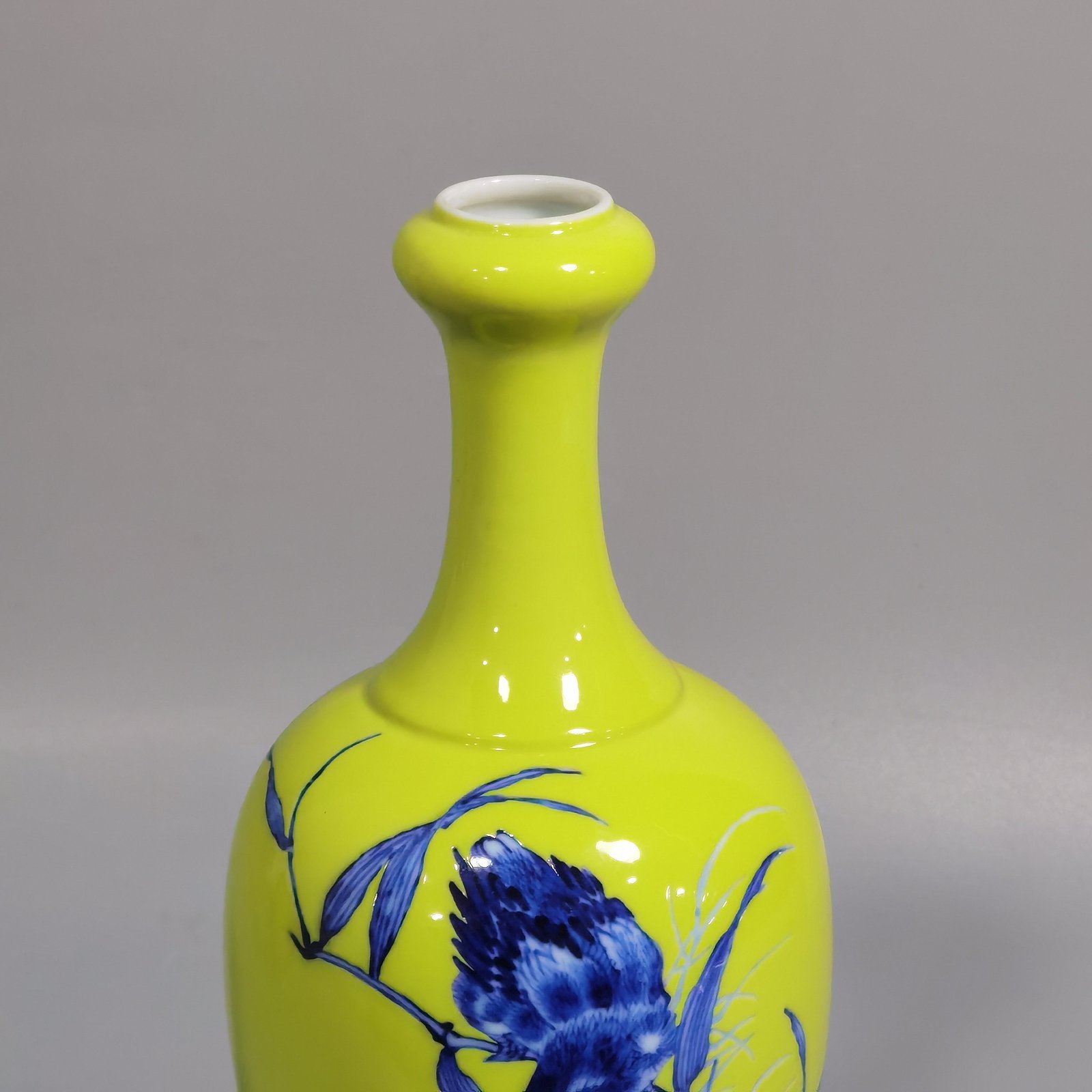 Qing Dynasty Yongzheng style yellow-glazed blue and white kingfisher poetry pattern garlic vase