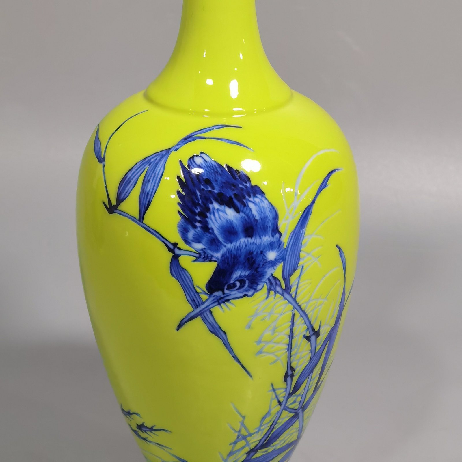 Qing Dynasty Yongzheng style yellow-glazed blue and white kingfisher poetry pattern garlic vase