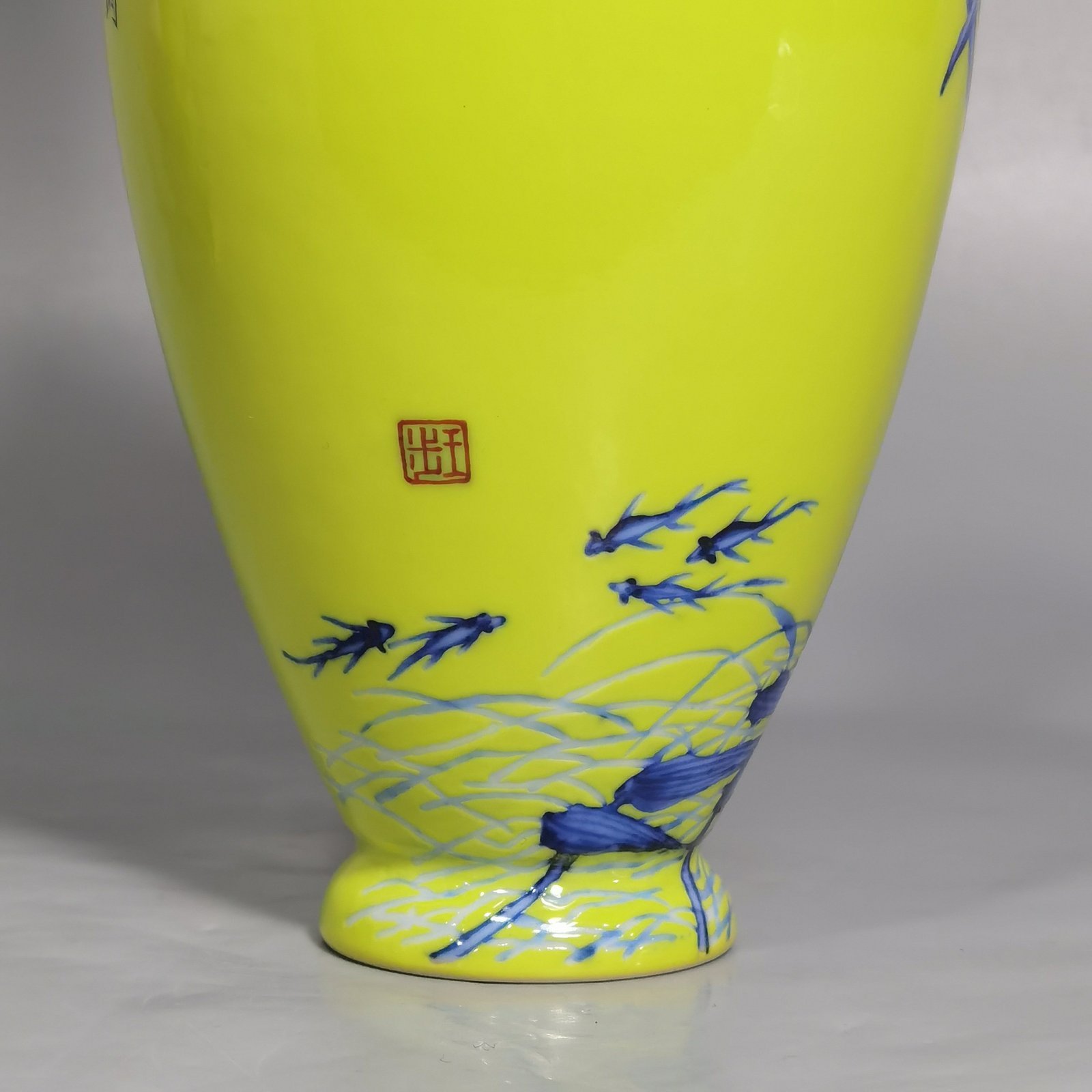 Qing Dynasty Yongzheng style yellow-glazed blue and white kingfisher poetry pattern garlic vase