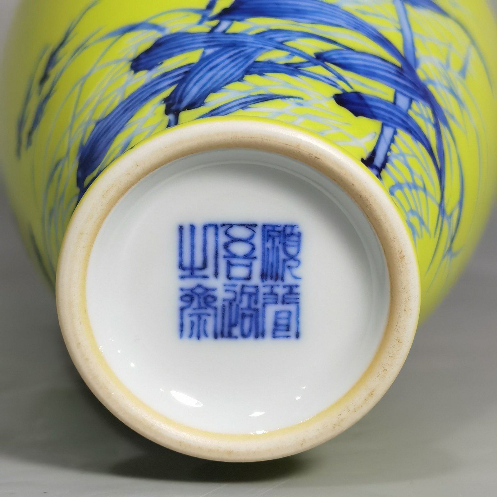 Qing Dynasty Yongzheng style yellow-glazed blue and white kingfisher poetry pattern garlic vase