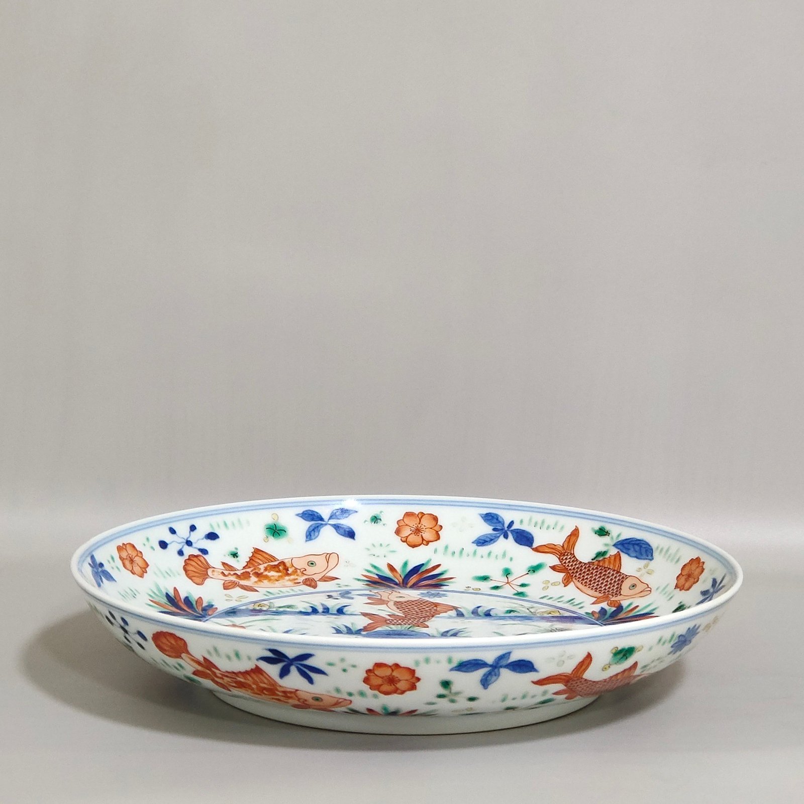 Qing Dynasty Yongzheng famille rose fish and algae pattern plate