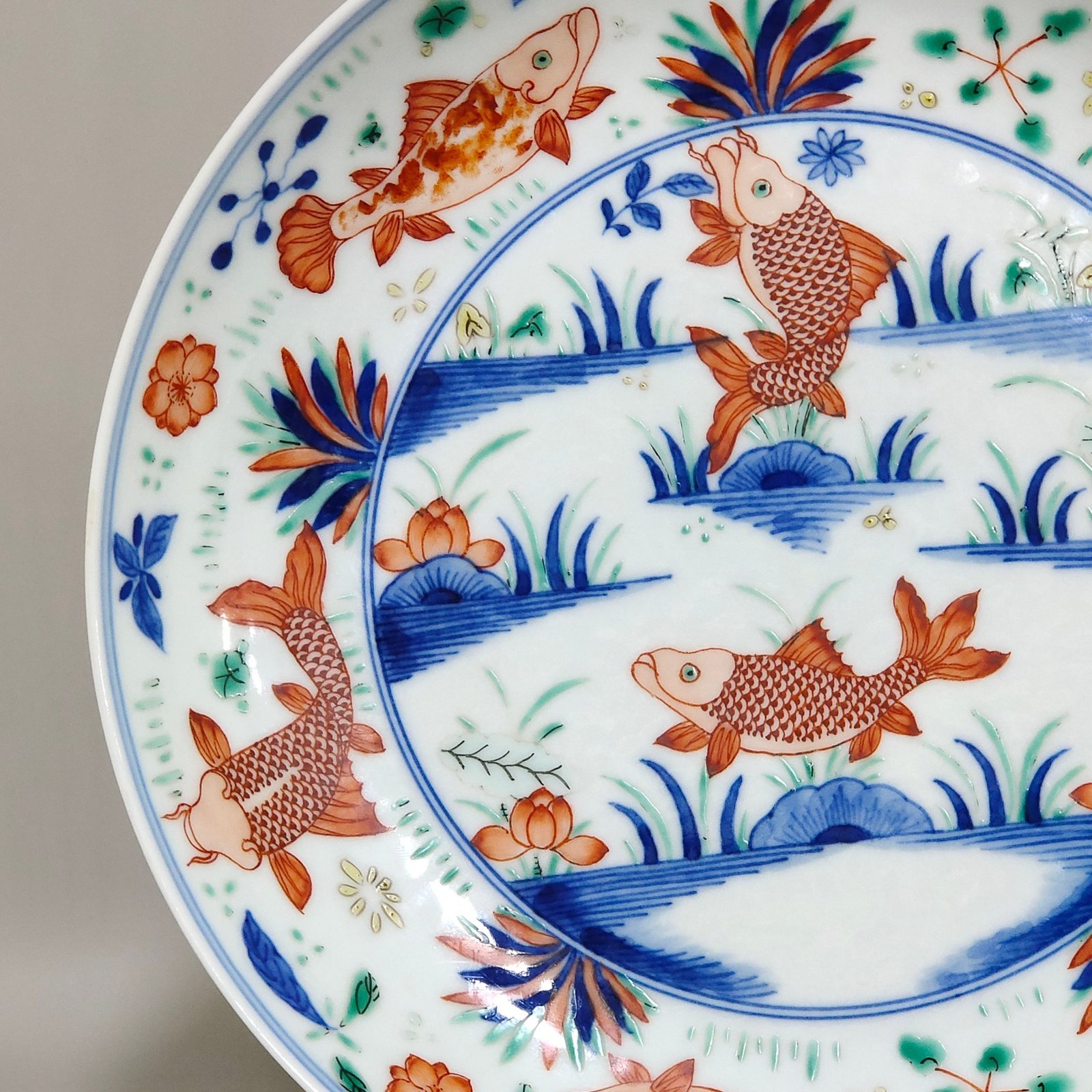 Qing Dynasty Yongzheng famille rose fish and algae pattern plate