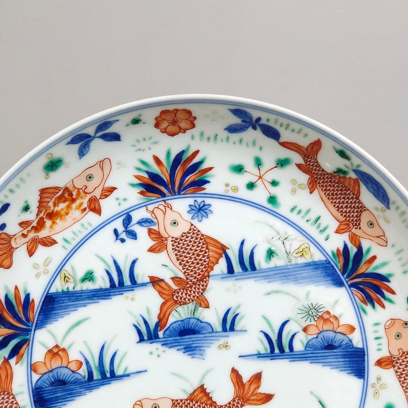 Qing Dynasty Yongzheng famille rose fish and algae pattern plate