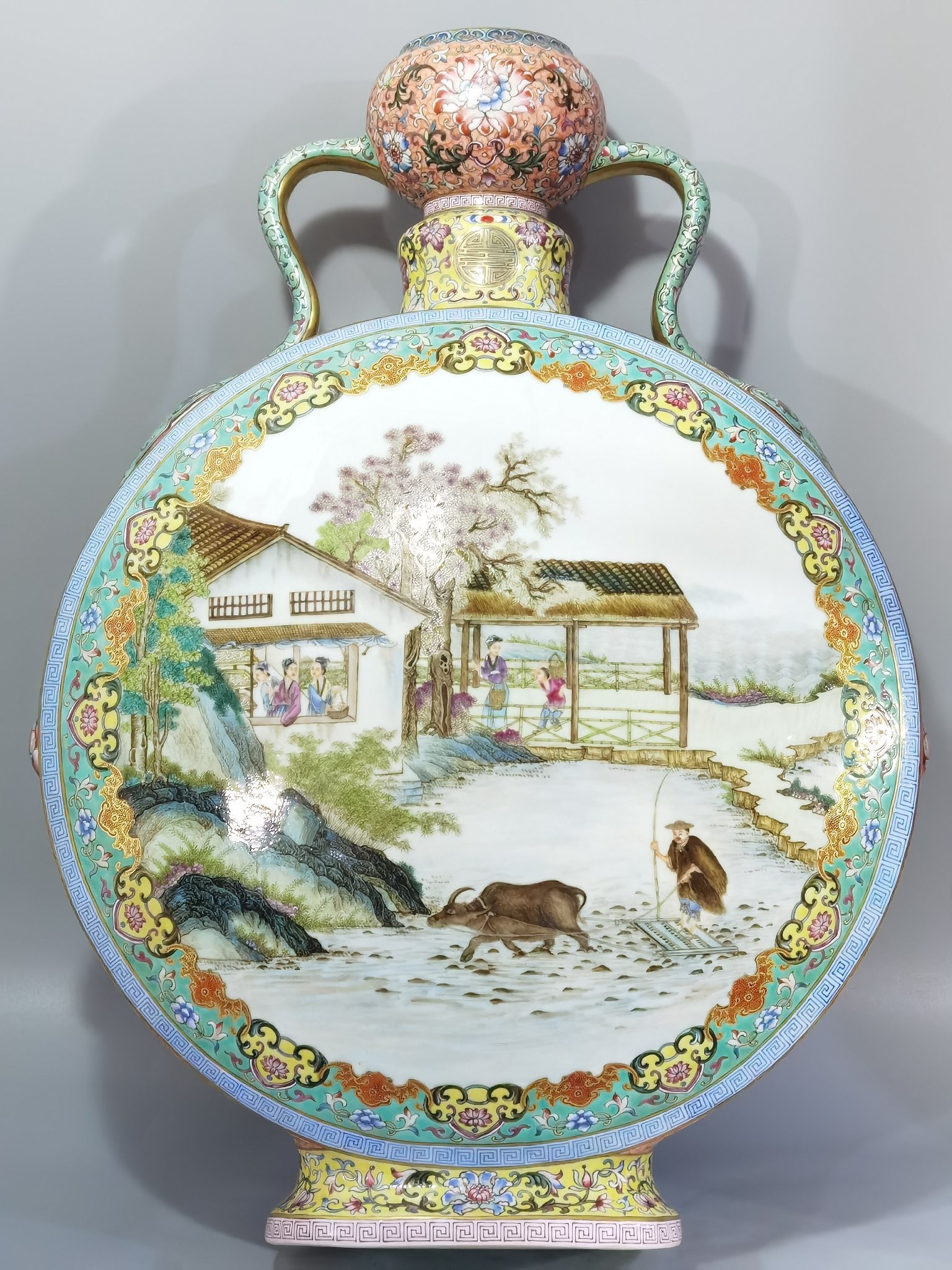 Qing Dynasty Qianlong lotus pattern Ruyi ear garlic holding moon vase