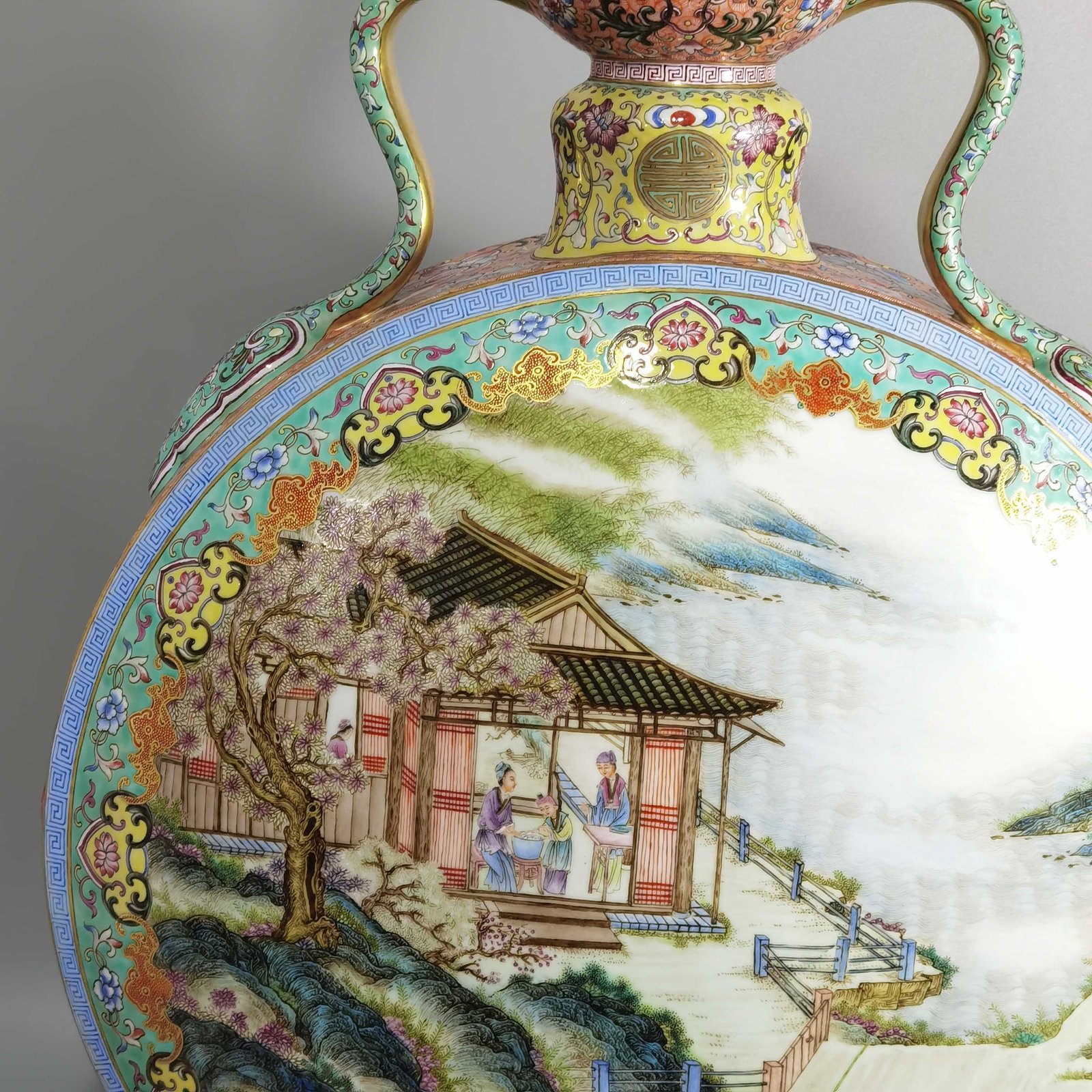 Qing Dynasty Qianlong lotus pattern Ruyi ear garlic holding moon vase