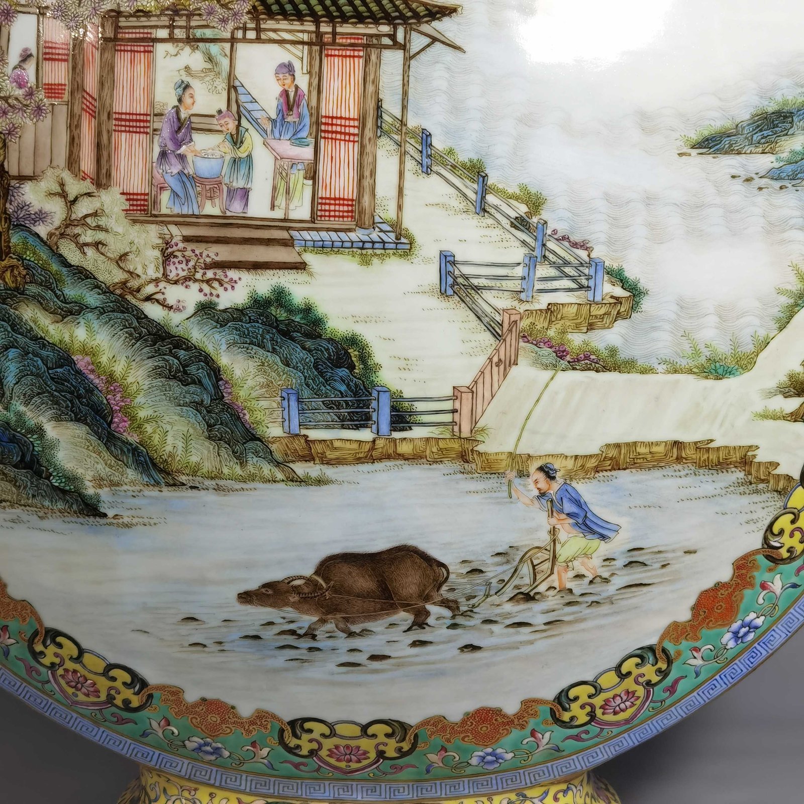 Qing Dynasty Qianlong lotus pattern Ruyi ear garlic holding moon vase