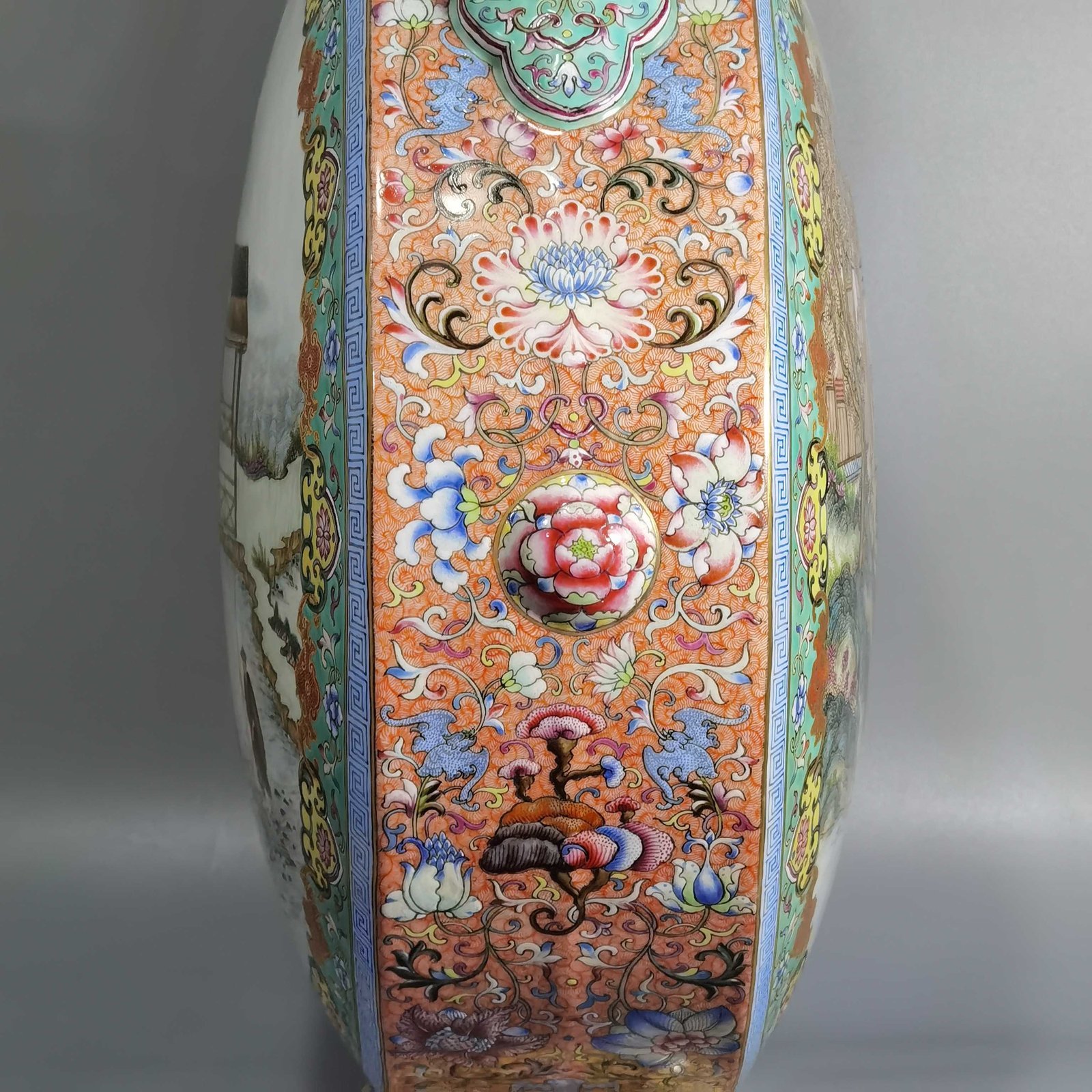 Qing Dynasty Qianlong lotus pattern Ruyi ear garlic holding moon vase