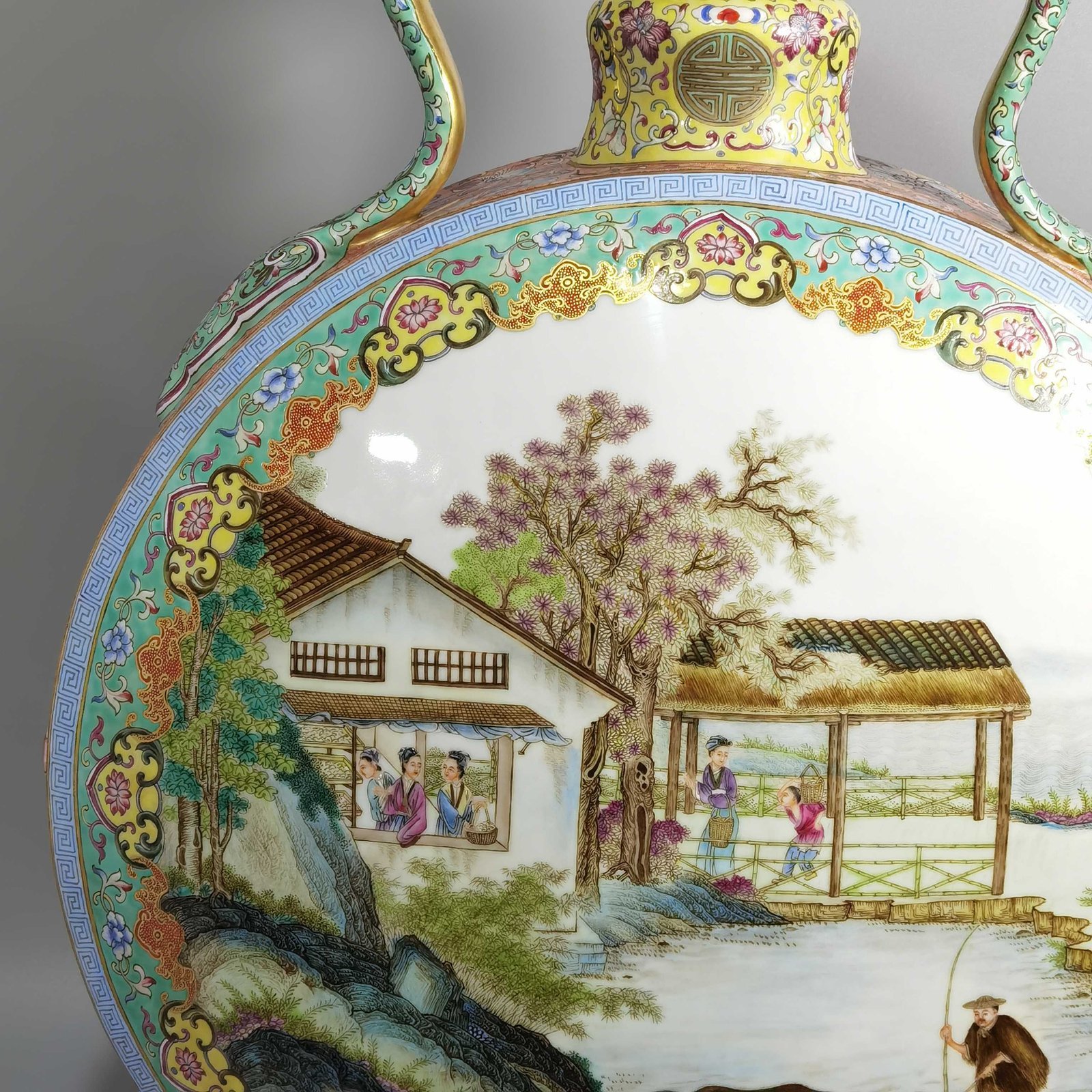 Qing Dynasty Qianlong lotus pattern Ruyi ear garlic holding moon vase