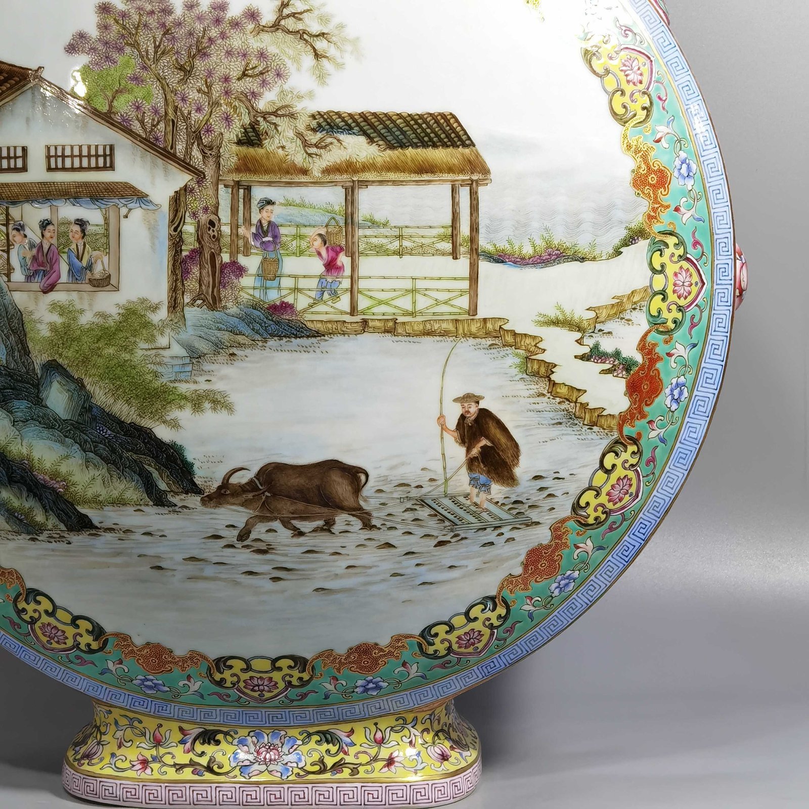 Qing Dynasty Qianlong lotus pattern Ruyi ear garlic holding moon vase