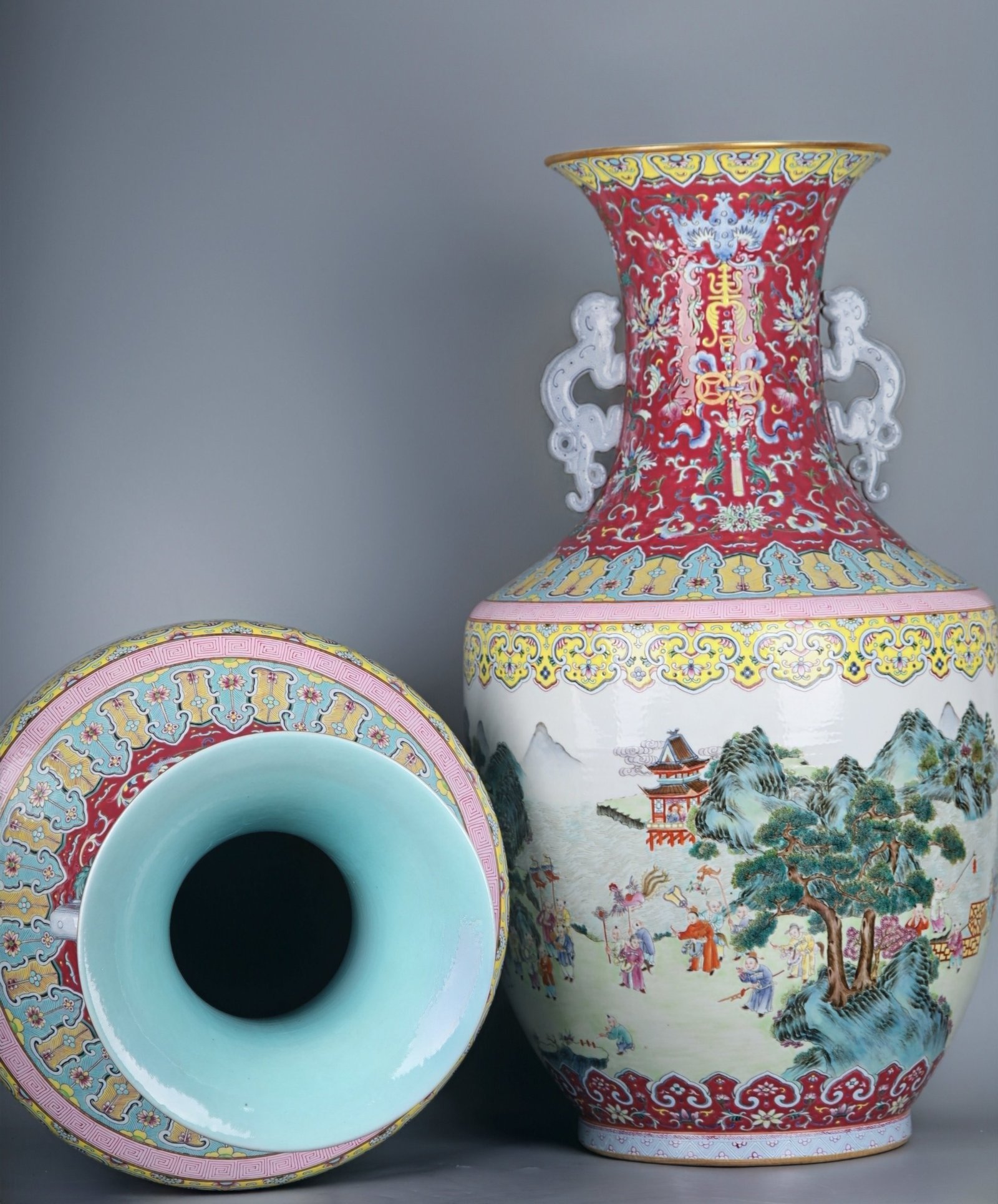 Qing Dynasty Qianlong a large vase with famille rose color