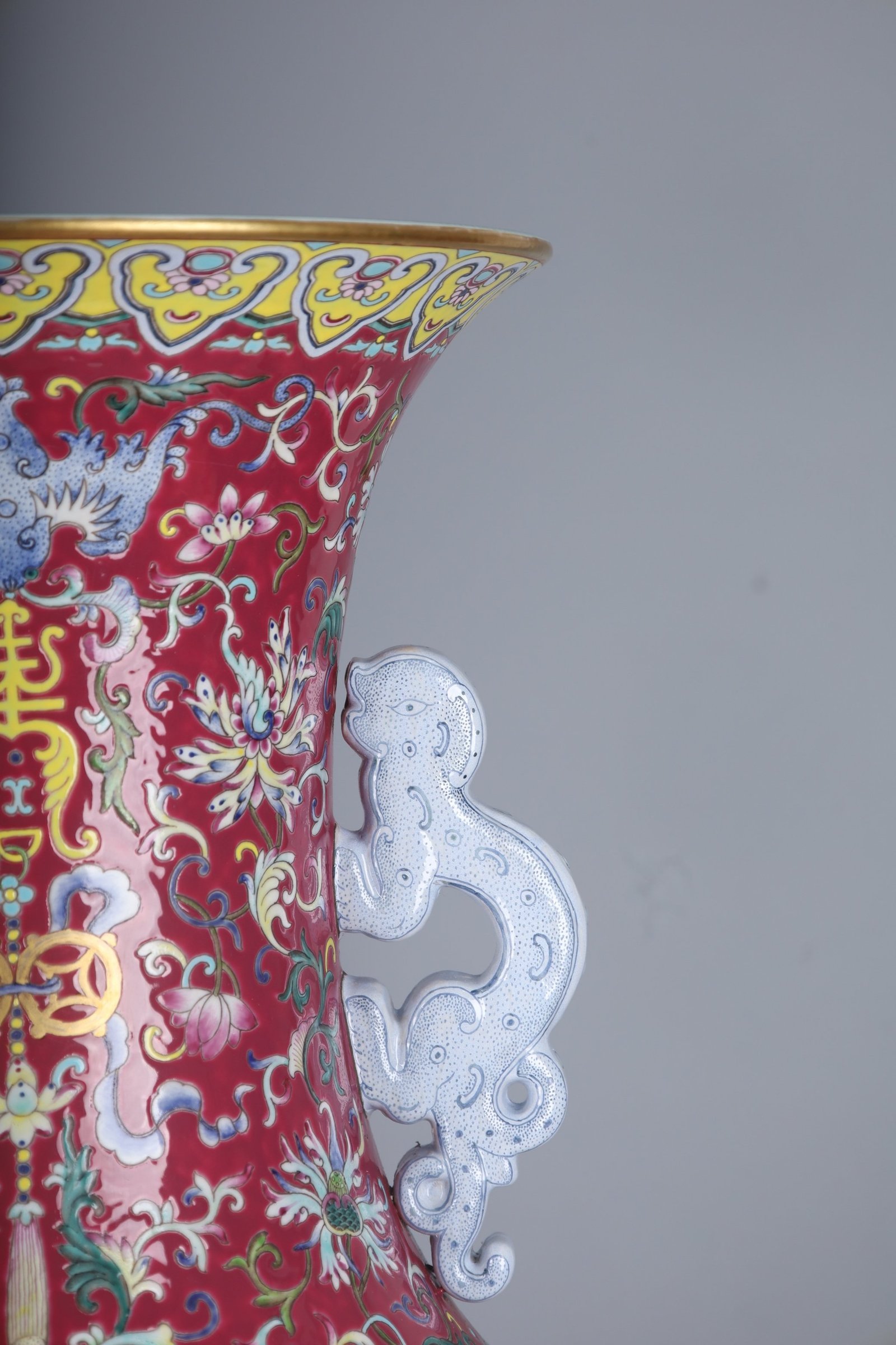 Qing Dynasty Qianlong a large vase with famille rose color