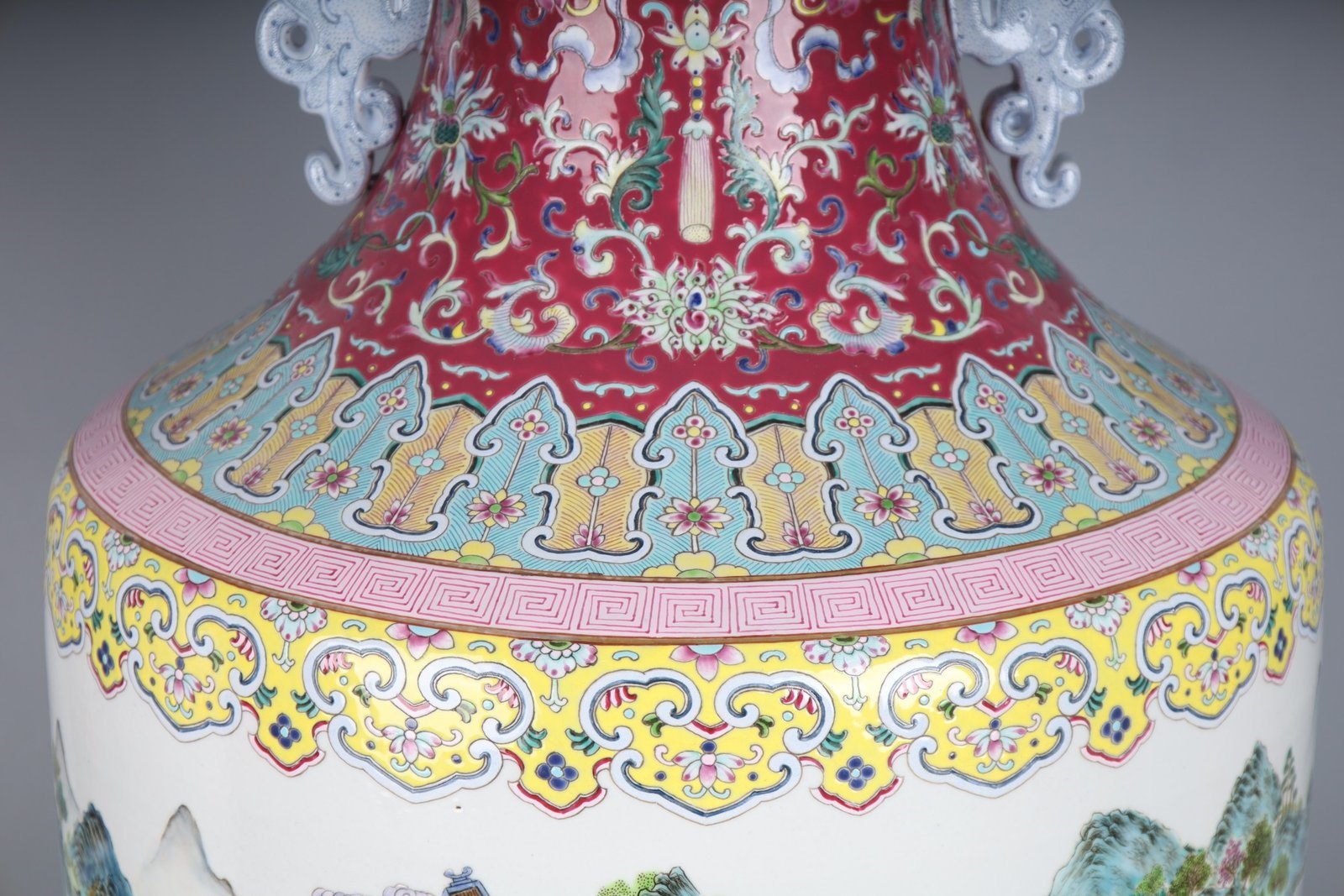 Qing Dynasty Qianlong a large vase with famille rose color