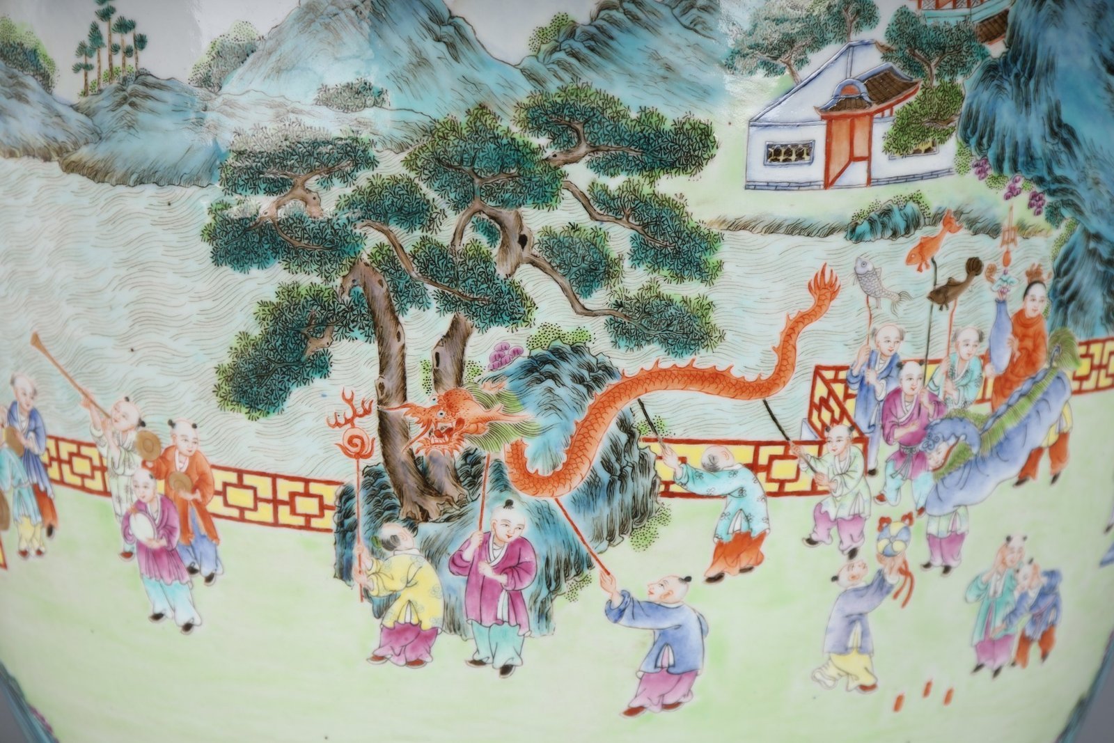 Qing Dynasty Qianlong a large vase with famille rose color