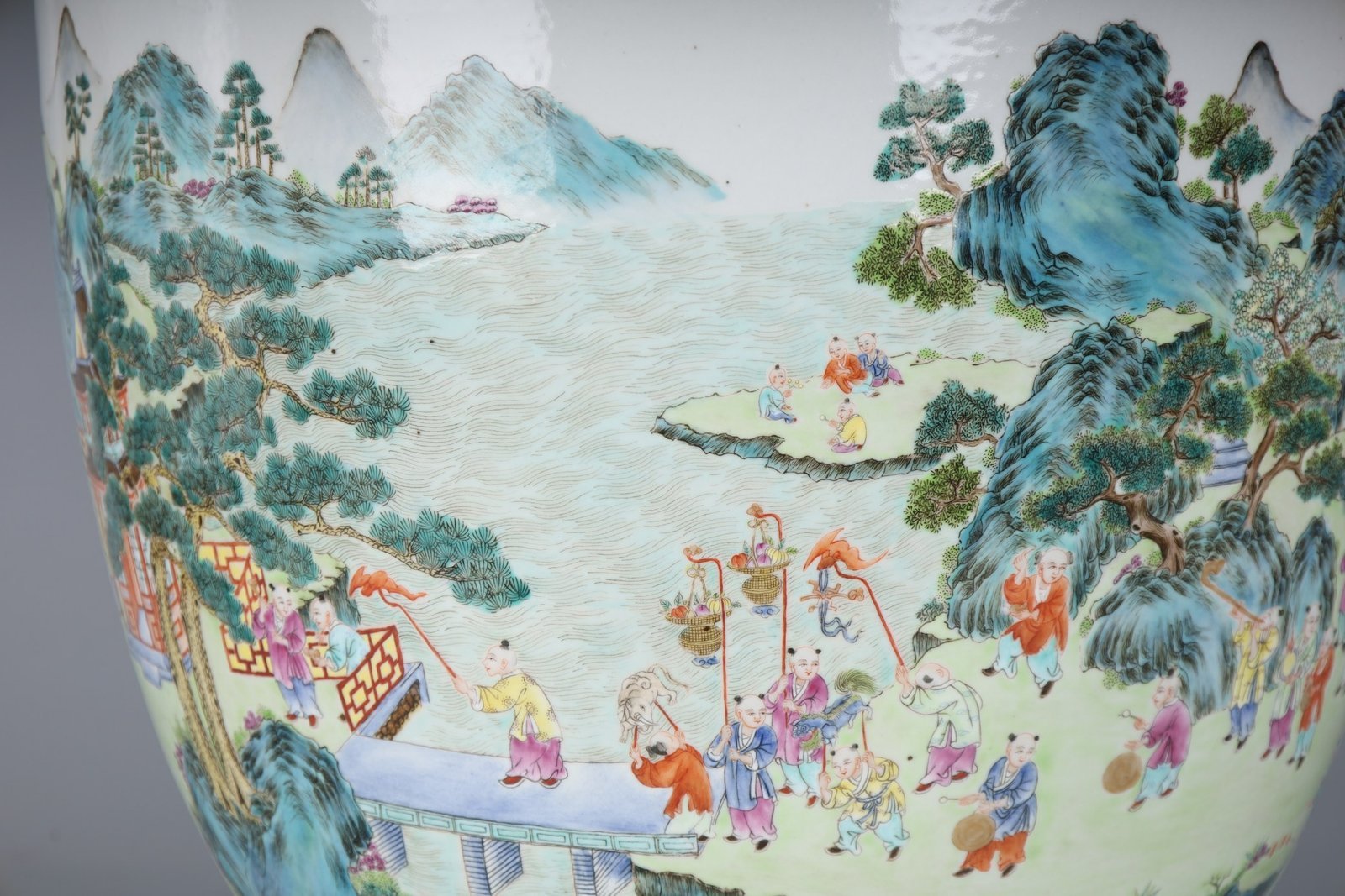 Qing Dynasty Qianlong a large vase with famille rose color