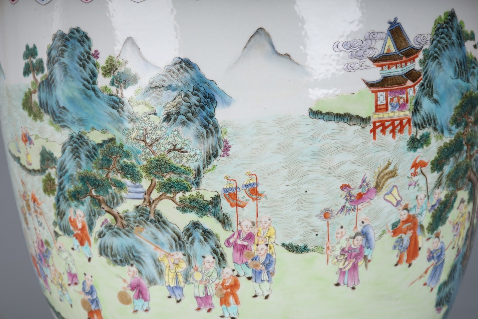 Qing Dynasty Qianlong a large vase with famille rose color