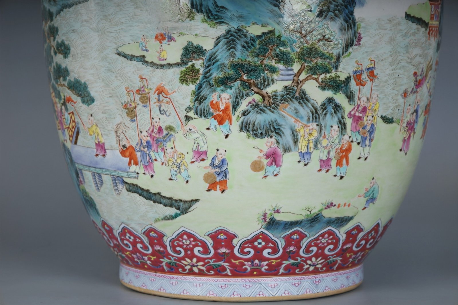 Qing Dynasty Qianlong a large vase with famille rose color